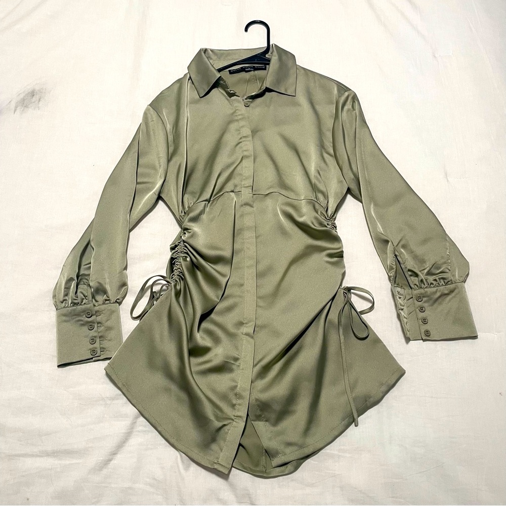 High-Class Ruched Button-Front Shift Dress - Picture 2 of 8